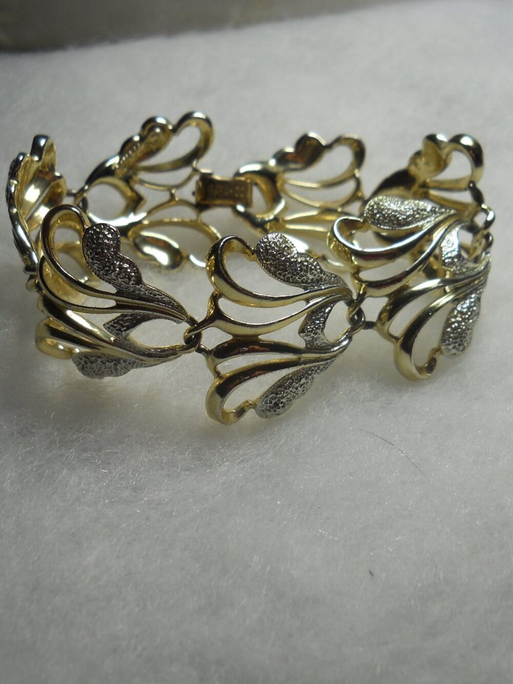 Sarah Coventry - Frosted Feathers Bracelet  830